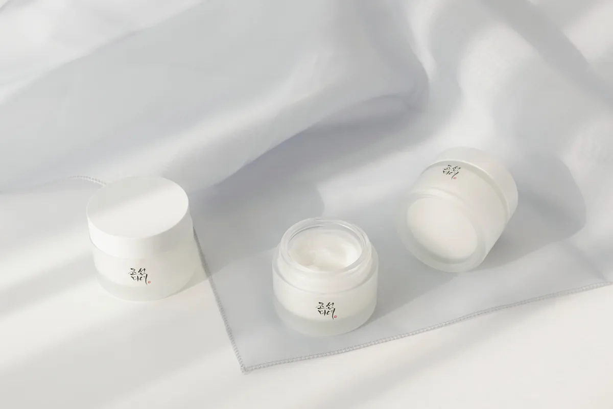 Tarros de Dynasty Cream sobre tela blanca