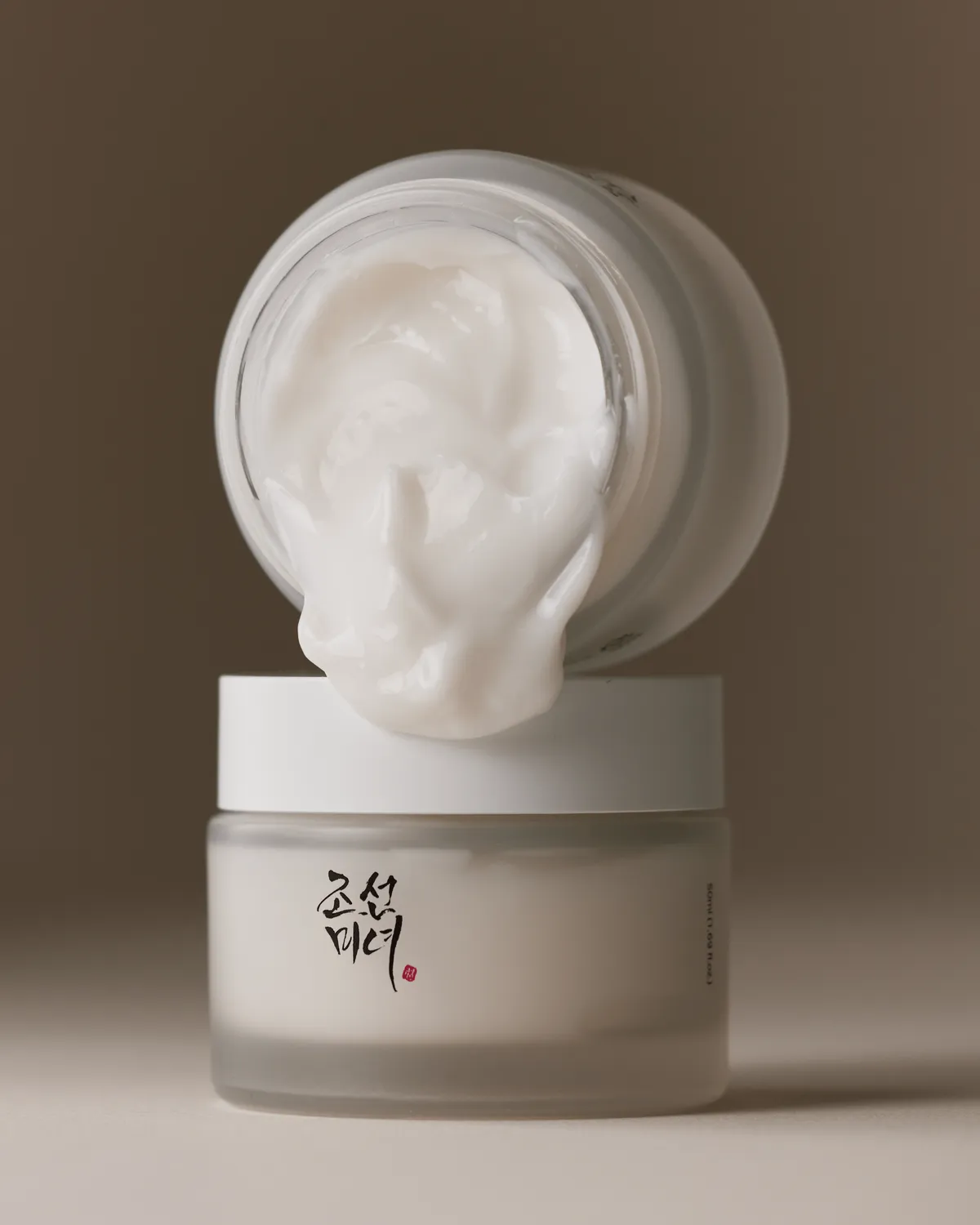 Tarro de Dynasty Cream con la crema desbordando