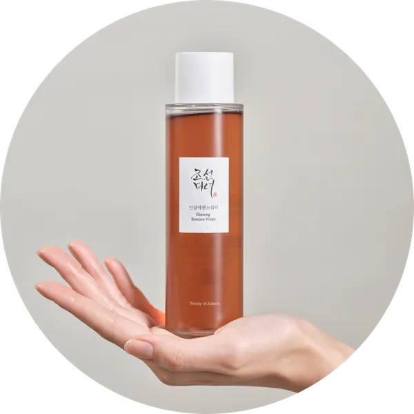 Frasco de Ginseng Essence Water sobre la mano