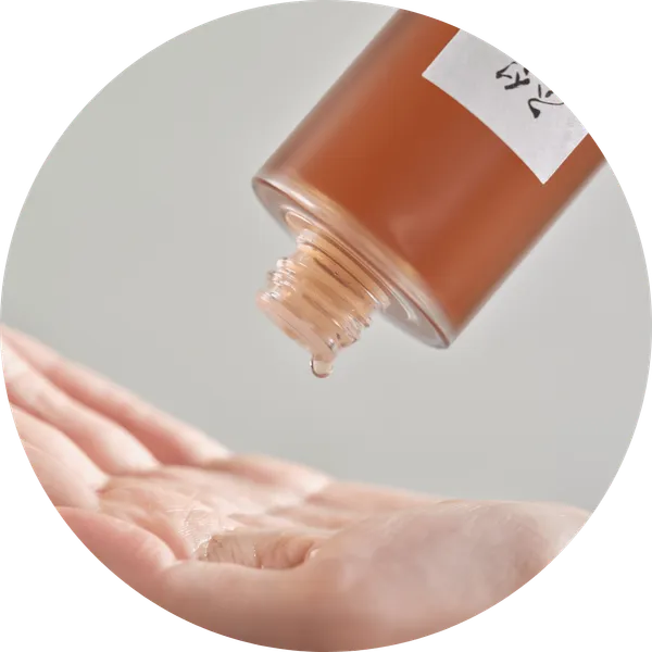 Ginseng Essence Water cayendo sobre la mano