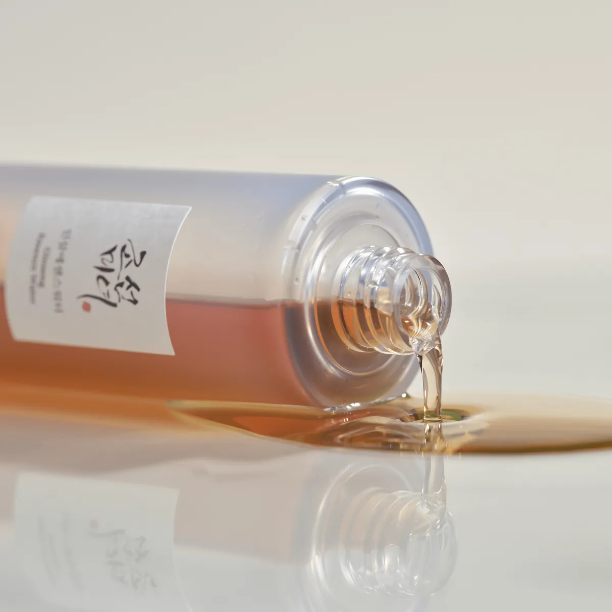 Ginseng Essence Water derramándose sobre una superficie