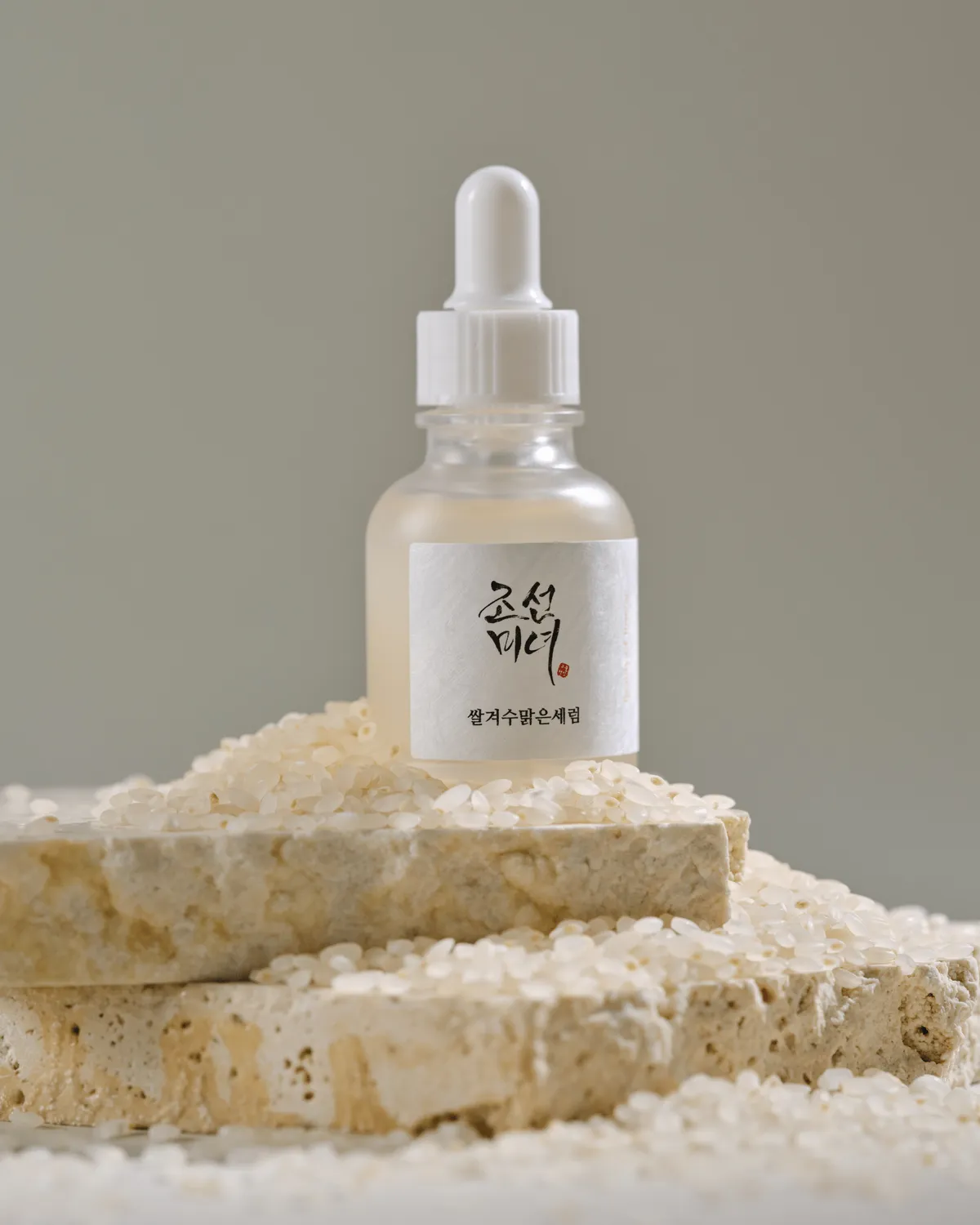 Glow Deep Serum sobre bloques de arroz