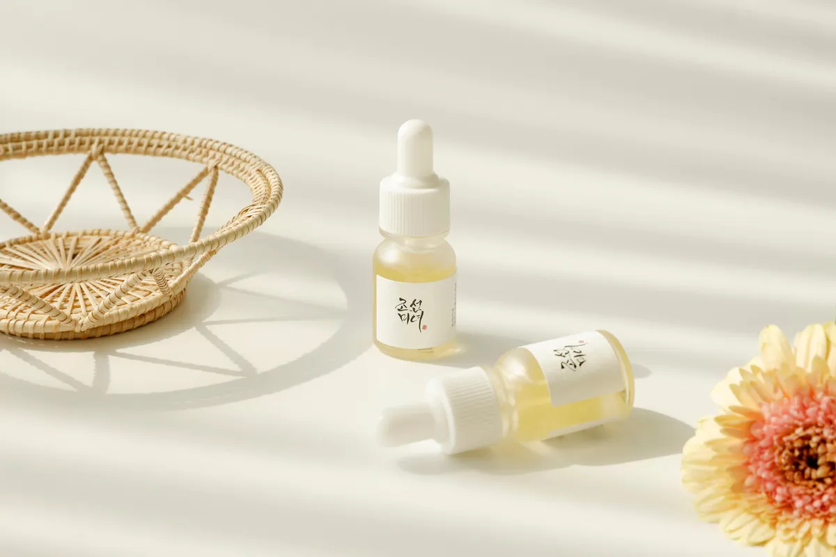 Glow Serum sobre una mesa con luz natural