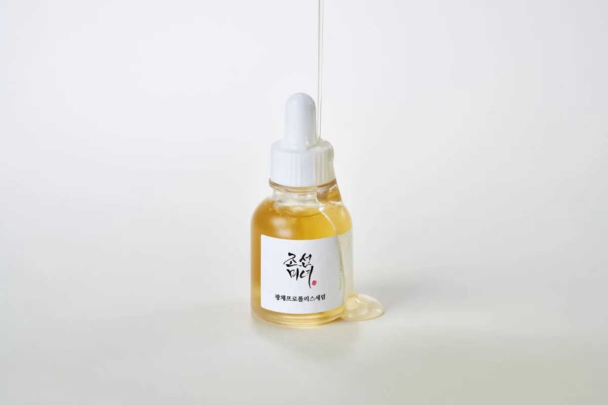 Glow Serum sobre fondo claro