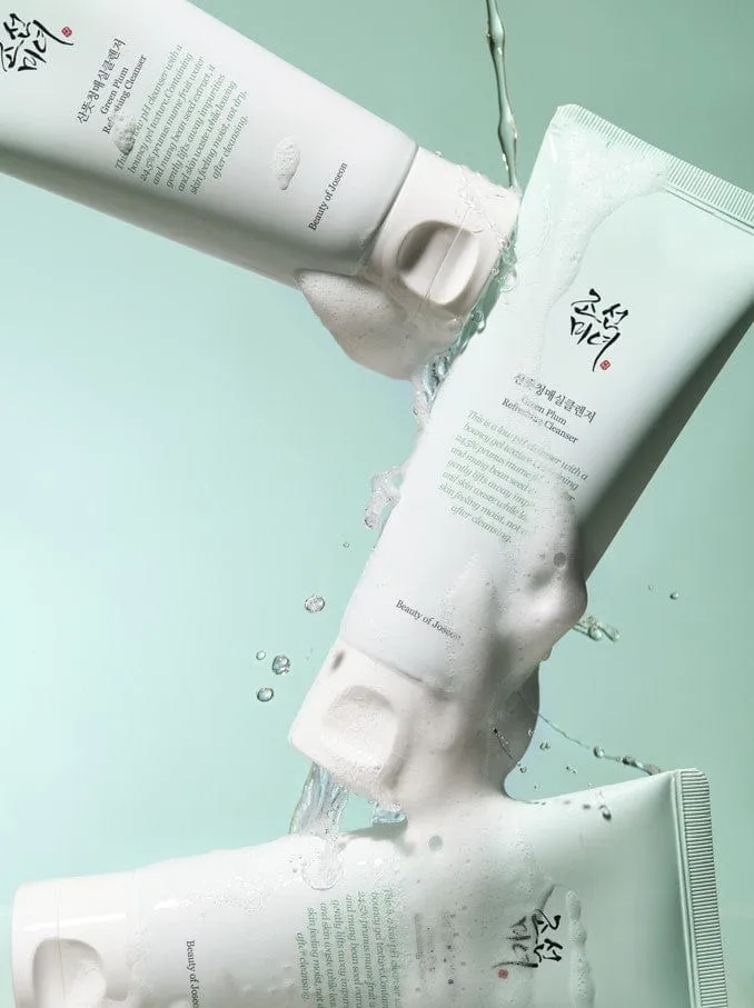 Tubos de Green Plum Refreshing Cleanser con agua
