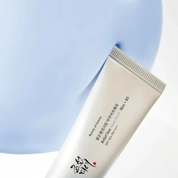 Tubo de Relief Sun Aqua Fresh sobre burbujas de agua