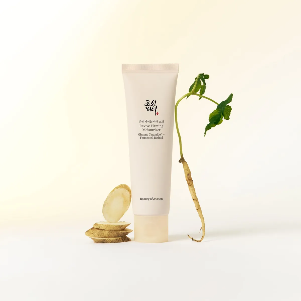 Revive Firming Moisturizer junto a una planta de ginseng