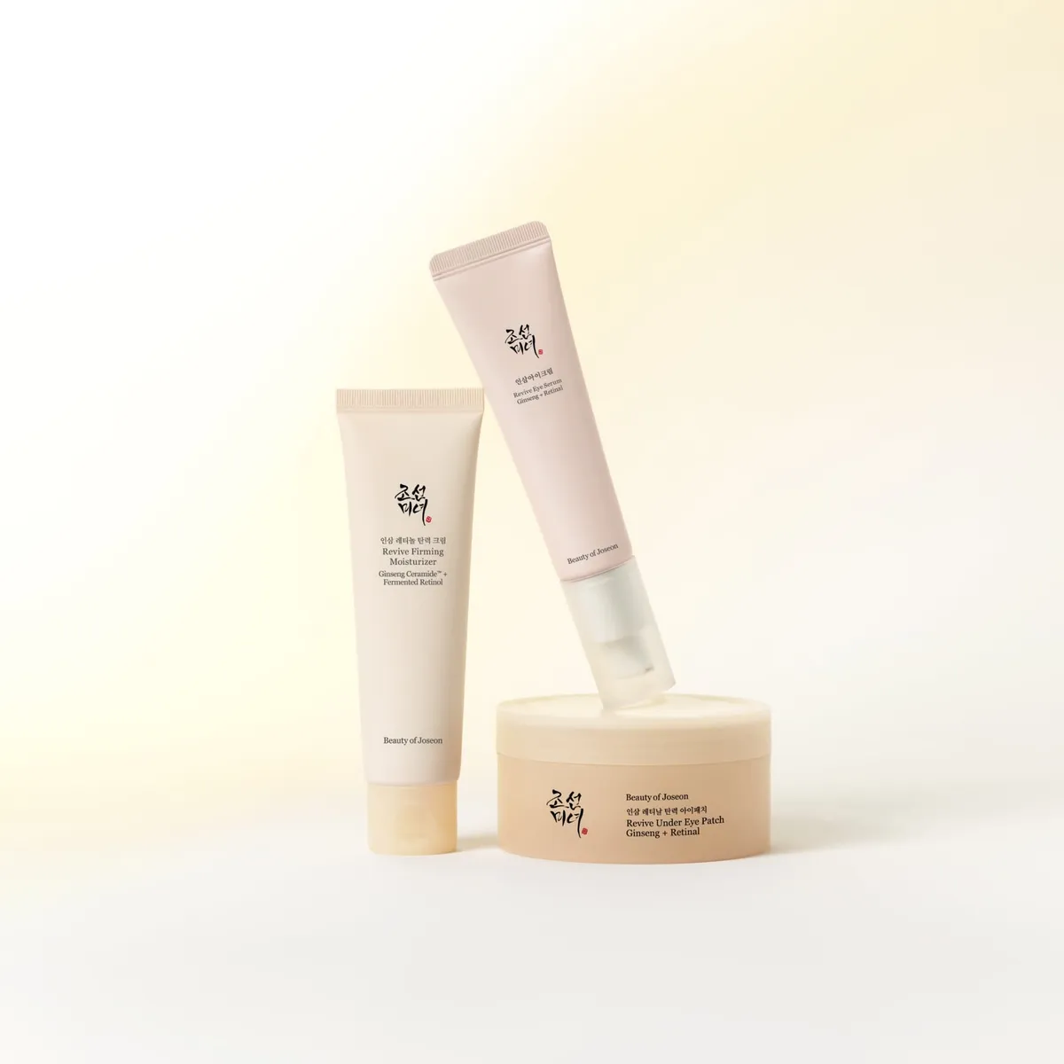 Revive Firming Moisturizer junto a un tarro