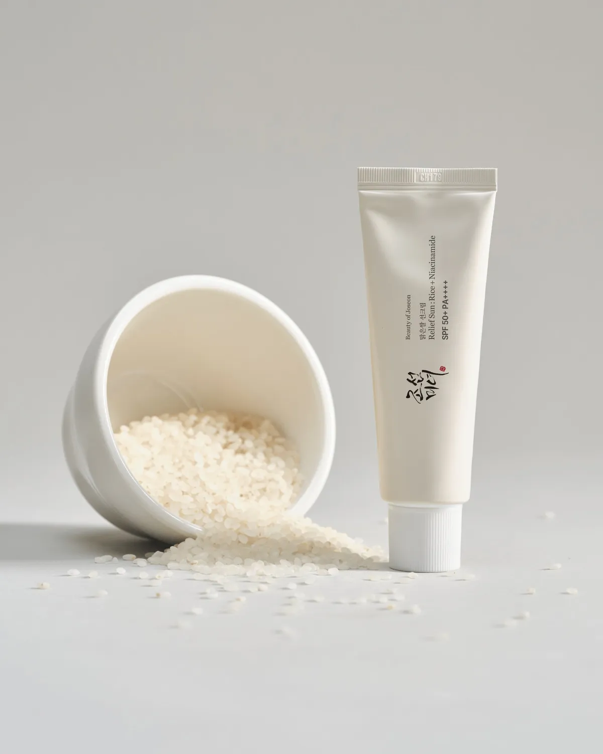 Relief Sun junto a un cuenco con arroz