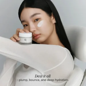 Mujer con la Dynasty Cream de Beauty of Joseon aplicada en la mejilla