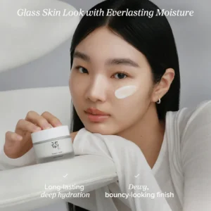 Modelo sosteniendo la Dynasty Cream de Beauty of Joseon con acabado dewy