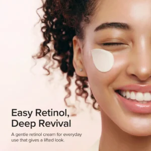 Mujer con la crema de retinol Revive Firming Moisturizer de Beauty of Joseon en la mejilla