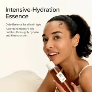 Mujer sosteniendo la esencia hidratante Ginseng Essence Water de Beauty of Joseon