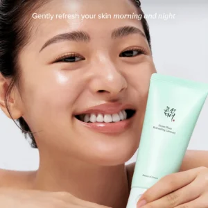 Mujer sonriendo con el limpiador facial Green Plum de Beauty of Joseon