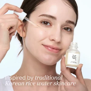 Mujer aplicándose el sérum iluminador Glow Deep Serum de Beauty of Joseon con gotero